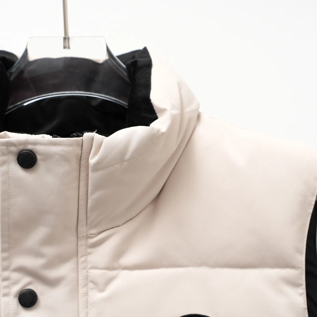 P340 CANADA GOOSE丨Canada Goose slanted pocket stand collar down vest Color: off-white black label Size: XS-XXL
